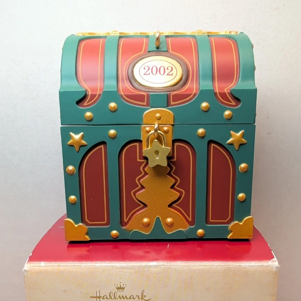 Hallmark Keepsake 2002 Merry Music Makers Wind Up Musical Toy Chest Ornament